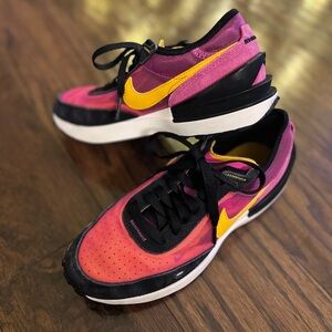 NIKE WAFFLE ONE (GS), ACTIVE FUCHSIA/UNIVERSITY GOLD, SIZE 3.5